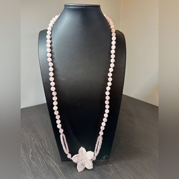 Solid rose quartz beaded and carved flower pendant necklace! - Picture 10 of 11